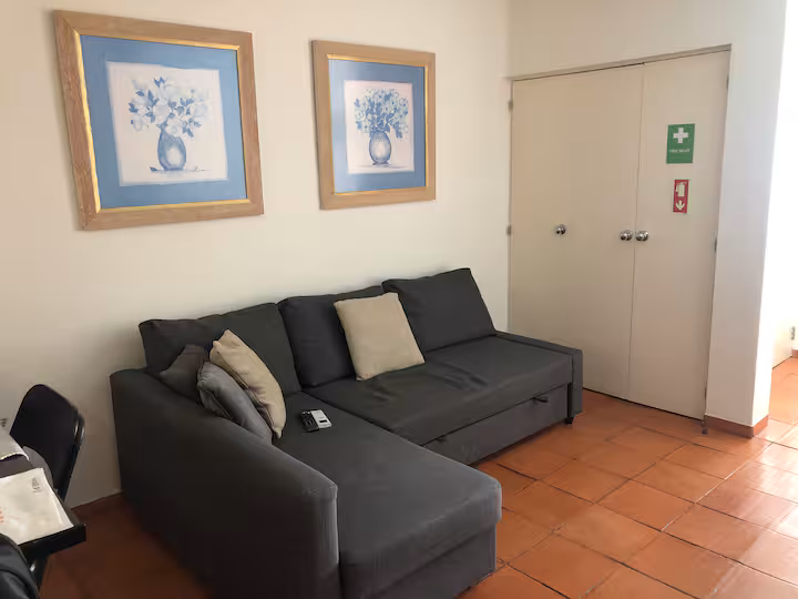 Sala do apartamento com sofá-cama e zona de refeições